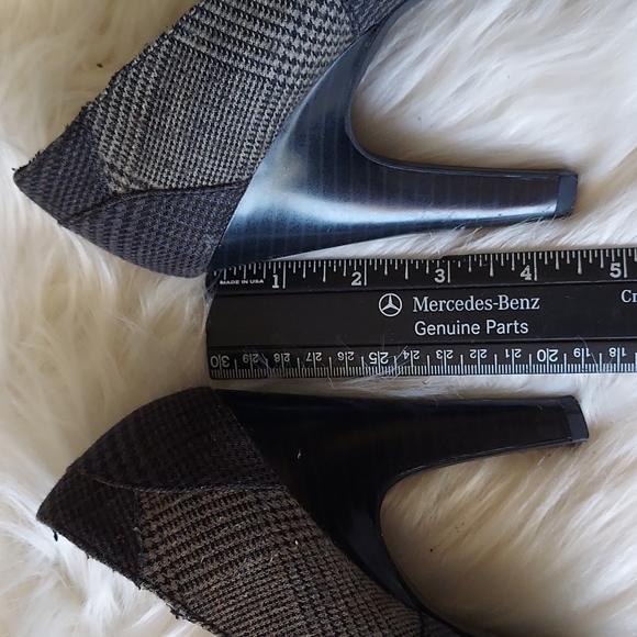 Isaac Mizrahi Grey Herrinbone Plaid Platform Heels - Picture 7 of 8